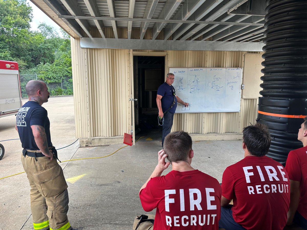 FranklinFire's tweet image. FFD RECRUIT ACADEMY RECAP: This week, the recruits began learning about their Firefighter Personal Protective Equipment (PPE), which includes a helmet, gloves, turnouts, and a self-contained breathing apparatus (SCBA).
Lieutenant–Paramedic Terry Storey explained how the SCBA…