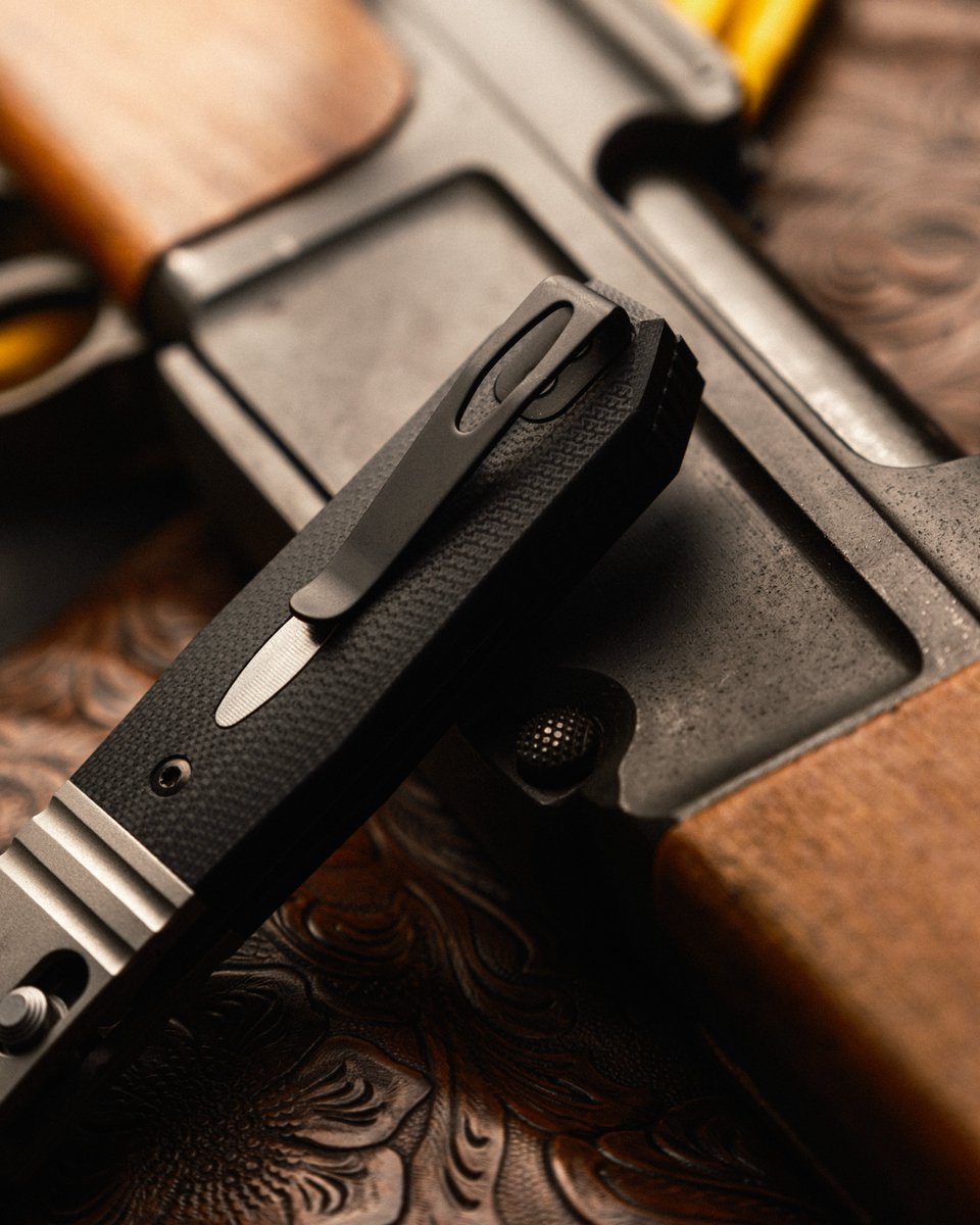 BladeHQ's tweet image. Designed by Ken Onion, the CRKT Redemption Compact has a rebellious edge. It&apos;s built for confident control with a crossbar lock and a premium MagnaCut steel blade. A modern classic with a Western attitude. 

Link below to snag one now!
bit.ly/4liys6n