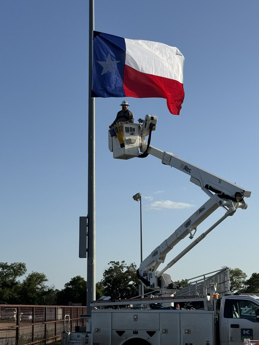 Our #KPUB linemen were honored to raise flags ahead of the presidential visit, honoring those we’ve lost and acknowledging the dedication of first responders and volunteers still working tirelessly on the ground.