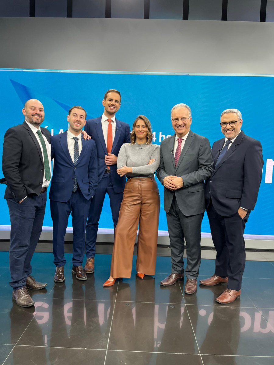 Viernes con team casi completo 🙌 Prendete a @canal4_uy que aún quedan muchas noticias por contarte en este viernes 📺