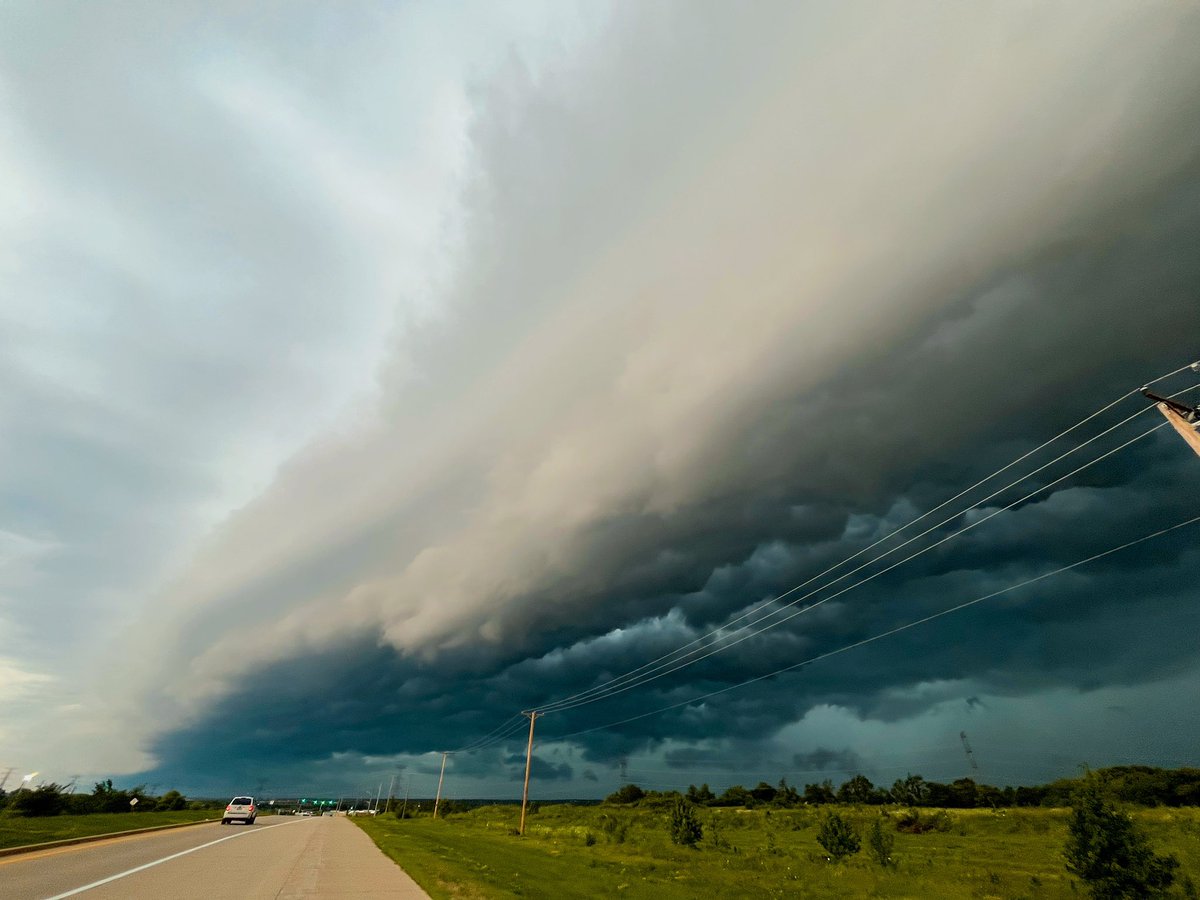 EmmaWalkerWx's tweet image. Storm rolling through Machesney Park, IL! Beautiful shelf cloud with lots of rotation within.
#ILwx #SevereWX #StormChaser #StormChasing @MaxVelocityWX