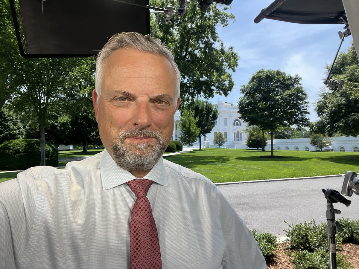 WronaM's tweet image. Pierwszy raz ta rocznica mi prawie umknęła. Dokładnie 36 lat temu zaczęła się moja przygoda z dziennikarstwem. Dziękuję red. Leszkowi Nanusiowi za to, że otworzył mi drzwi do tego świata. Te zdjęcia wygrzebane w sieci dzieli 30 lat.