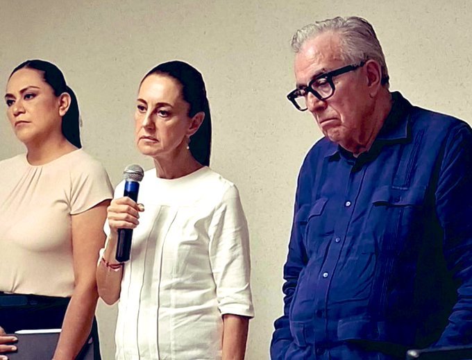 Diógenes sociólogo (@diogenescinico2) on Twitter photo Óleo sobre sangre, título:
"<a href="/Claudiashein/">Claudia Sheinbaum Pardo</a>, brazo de relaciones públicas de una organización narcotraficante"
<a href="/rochamoya_/">Rubén Rocha Moya</a> manos a tras de la espalda, con el rostro bajo y a punto de llorar
#Titina rostro sombrío, se le borro la sonrisa
Son #OficialismoMoralmenteDerrotado Óleo sobre sangre, título:
"<a href="/Claudiashein/">Claudia Sheinbaum Pardo</a>, brazo de relaciones públicas de una organización narcotraficante"
<a href="/rochamoya_/">Rubén Rocha Moya</a> manos a tras de la espalda, con el rostro bajo y a punto de llorar
#Titina rostro sombrío, se le borro la sonrisa
Son #OficialismoMoralmenteDerrotado