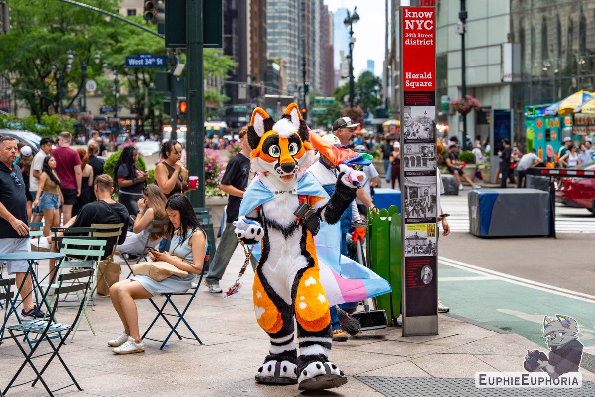 Another one from Pride! ❤️
🪡: <a href="/Thephoenixnest_/">🔥🪶Phoenix Nest🪶🔥</a> 
📸: <a href="/EuphieEuphoria/">Euphoria </a>