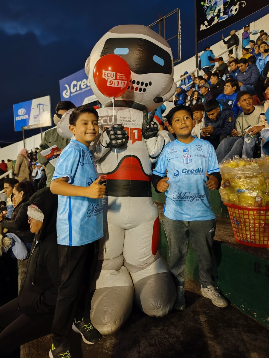 ECU911Ambato's tweet photo. #Ambato

Estadio 🏟 Bellavista | El equipo de Vinculación junto a #ECUtrón dinfundieron la campaña del buen uso de la #LíneaÚnicaParaEmergencias 9-1-1 con las personas que asistien a disfrutar del cotejo deportivo ⚽ del @Macara_Oficial 🆚 @IDV_EC de la #Ligapro.

#ECU911BrindaSeguridadIntegral