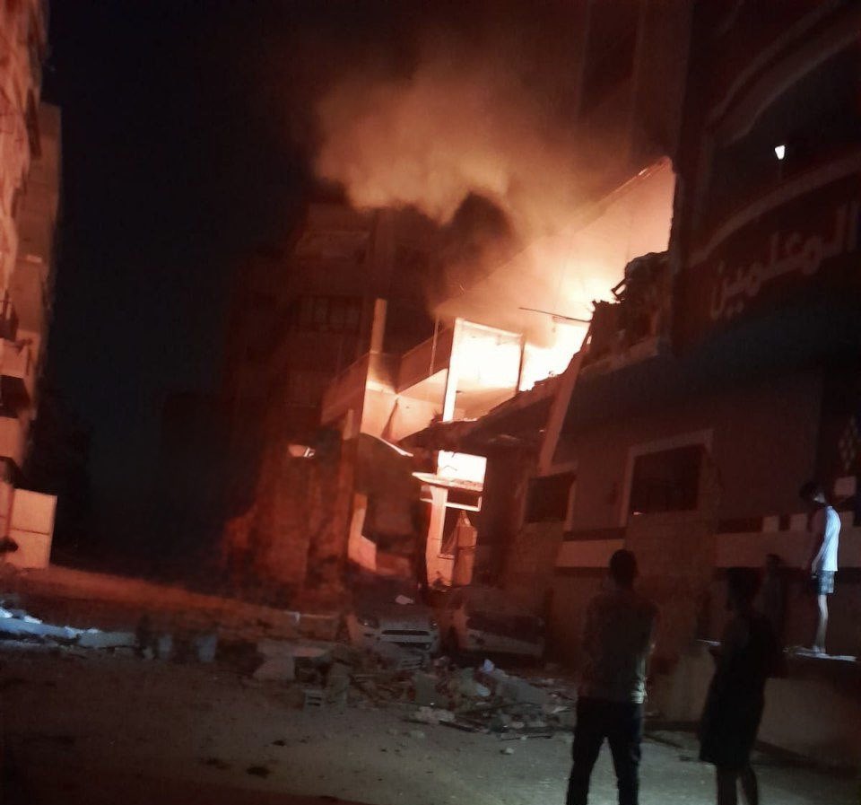 بينما ينام العالم، 

غزة تحترق والناس تحترق