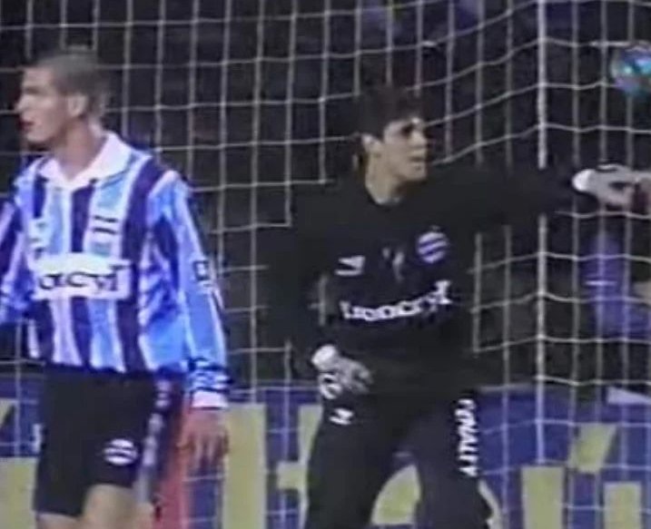 Decovidamundo's tweet photo. Tá aí Grêmio x São Paulo brasileiro 97, na foto  André Cemin ( eu) e Danrlei. https://t.co/HtXWrSGLaB