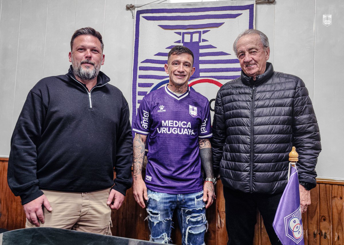 El presidente Diego Franzini. el director deportivo Juan Ahuntchaín y la nueva incorporación, Brian Lozano. 🤝🏼