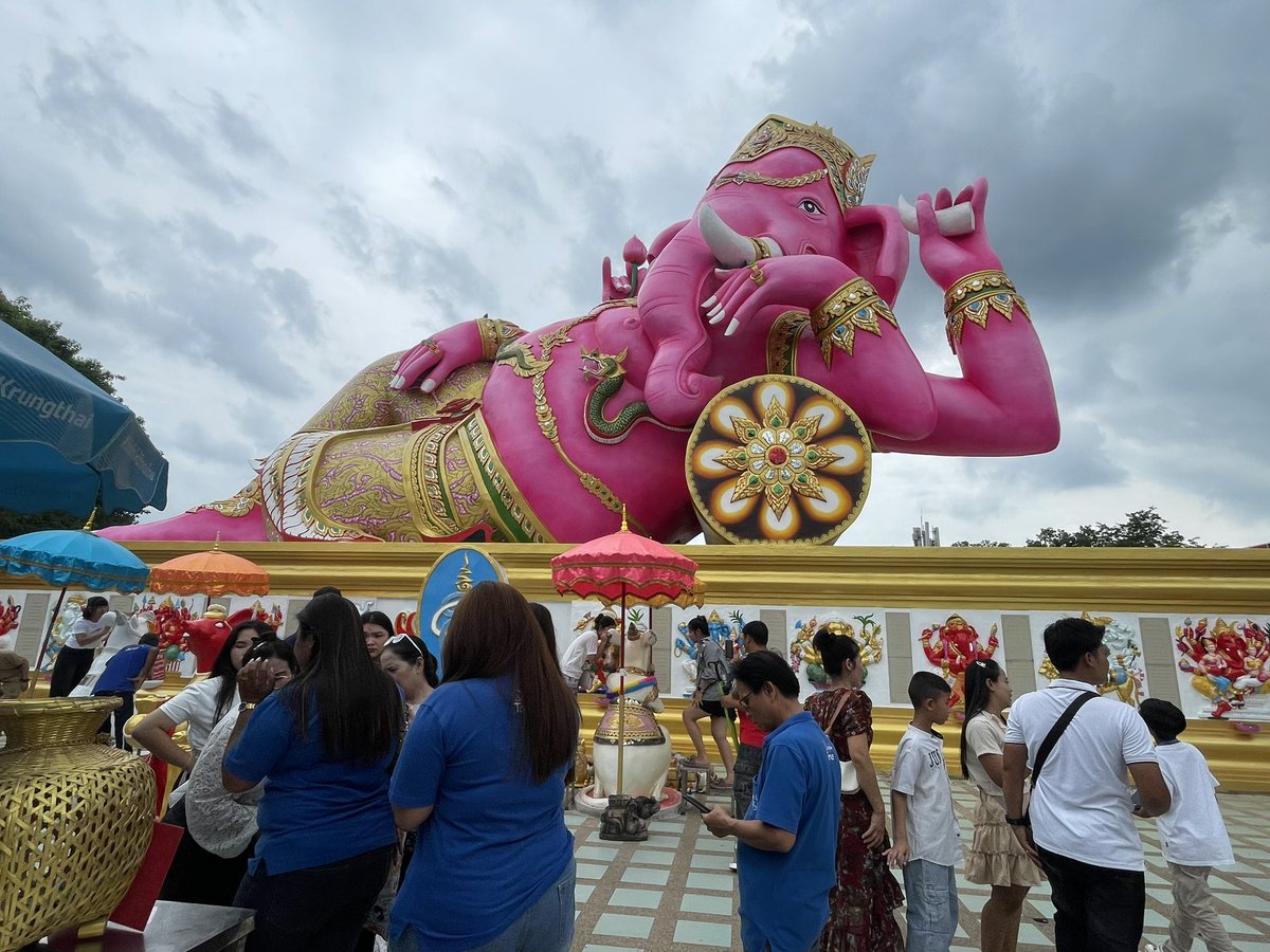 qqqrrrr7's tweet photo. เมื่อวานไปไหว้พระวัดสมานวนหาที่จอด3รอบ เเทนที่จะขอพระพิฆเนศองค์นอนสีชมพู❌ 
ขอนนท์ธนนท์หาที่จอดรถ
ให้หน่อย ✅
เหลือจะเชื่อมากัน2คัน ได้จอดติดกัน2คัน🤩🤩 เลยทำบุญให้นนท์สะเลยยยยยย https://t.co/gMxjClDRDp
