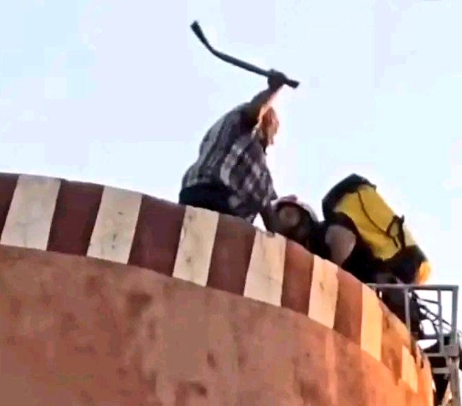 ♦️ نتمنى الشفاء العاجل لرجل الوقاية المدنية 🇲🇦 الذي حاول إنقاذ وحش آدمي أراد رمي نفسه من أعلى مضخة مائية، وتعرض له بالضرب 💔 
كل التضامن 🙏🏻 لا حول ولا قوة إلا بالله العلي العظيم 💔

#بني_ملال #المغرب_2025