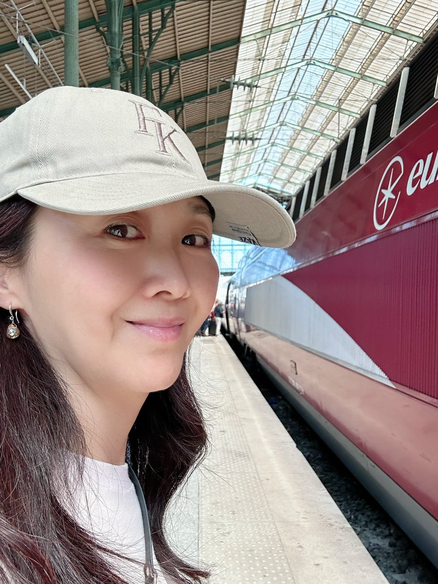 mihonog's tweet image. ロッテルダムへ。ヨーロッパの人は優しい。今回の旅で何度も助けてもらいました。パリの改札でオロオロする私たちに、スッと自分のNavigo貸してくれた女性(多分定期?) 車内でiPhoneケーブルを貸しくれた男性など
娘がiPadを観ながらキャハハと笑うと、周りの乗客が嬉しそうに笑ってくれるんですよ