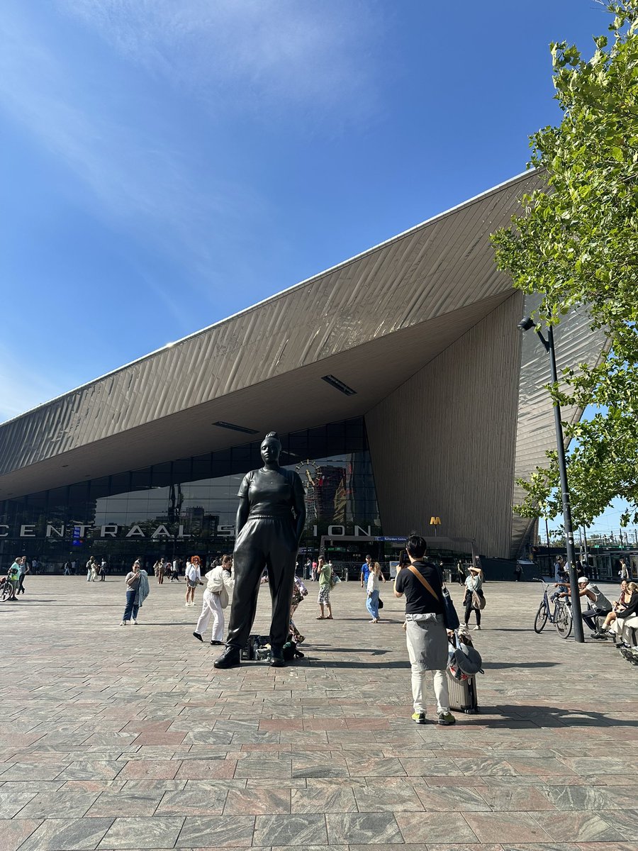 mihonog's tweet image. ロッテルダムへ。ヨーロッパの人は優しい。今回の旅で何度も助けてもらいました。パリの改札でオロオロする私たちに、スッと自分のNavigo貸してくれた女性(多分定期?) 車内でiPhoneケーブルを貸しくれた男性など
娘がiPadを観ながらキャハハと笑うと、周りの乗客が嬉しそうに笑ってくれるんですよ