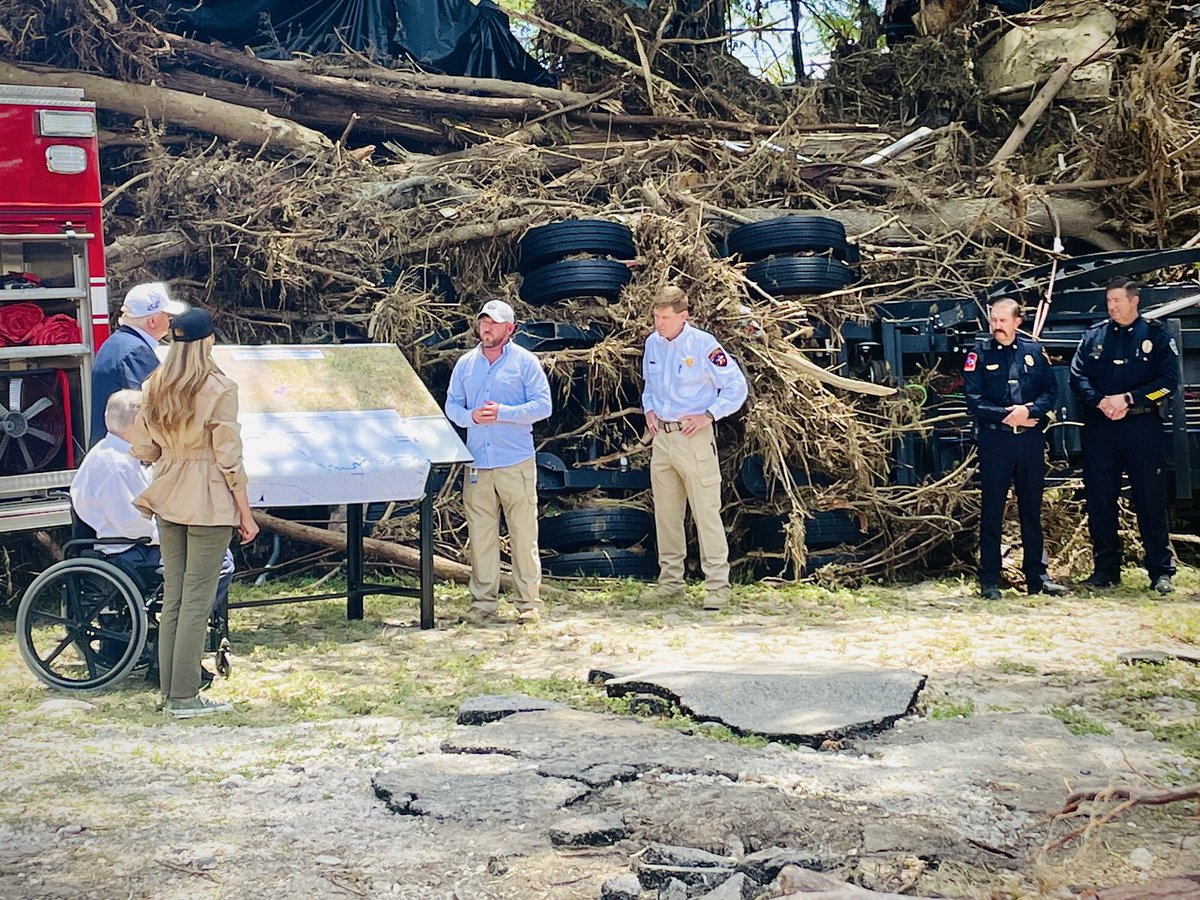 TDEMPortavoz1's tweet image. Miembros del equipo de TDEM se reunieron con @POTUS y otros líderes federales durante una visita al Texas Hill Country para observar los daños causados por las inundaciones catastróficas.
Los respondedores de #TeamTexas continúan trabajando juntos por la recuperación.