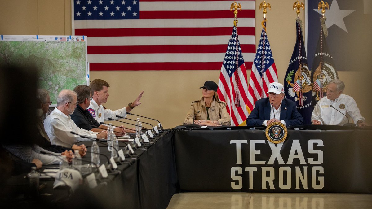 TDEMPortavoz1's tweet image. Miembros del equipo de TDEM se reunieron con @POTUS y otros líderes federales durante una visita al Texas Hill Country para observar los daños causados por las inundaciones catastróficas.
Los respondedores de #TeamTexas continúan trabajando juntos por la recuperación.