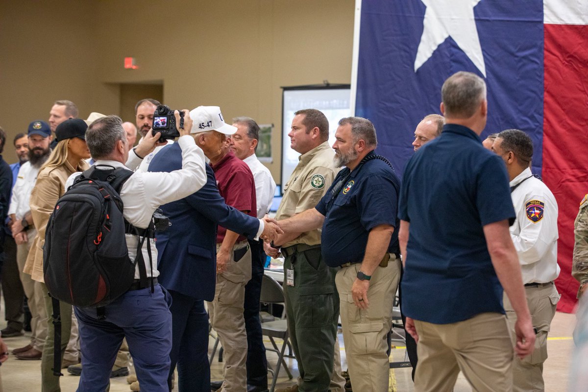 TDEMPortavoz1's tweet image. Miembros del equipo de TDEM se reunieron con @POTUS y otros líderes federales durante una visita al Texas Hill Country para observar los daños causados por las inundaciones catastróficas.
Los respondedores de #TeamTexas continúan trabajando juntos por la recuperación.