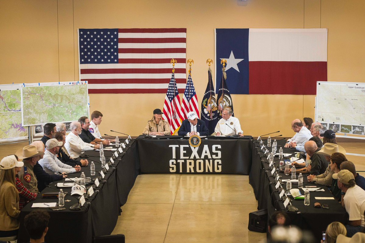 TDEMPortavoz1's tweet image. Miembros del equipo de TDEM se reunieron con @POTUS y otros líderes federales durante una visita al Texas Hill Country para observar los daños causados por las inundaciones catastróficas.
Los respondedores de #TeamTexas continúan trabajando juntos por la recuperación.
