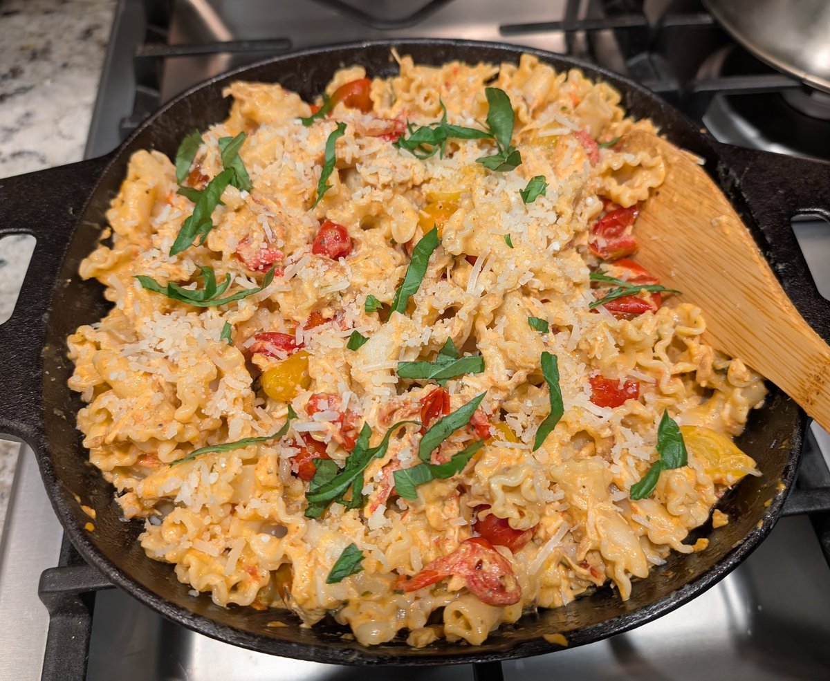 My hubby asked for pasta with a creamy sauce. It turned out delicious! 😋 
#FridayMood #dinnertime #pasta #Foodie
