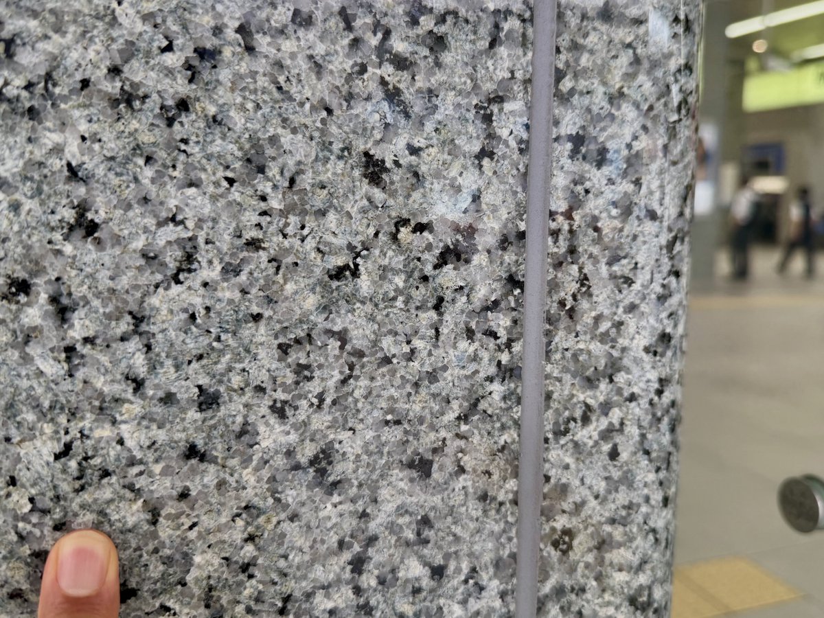 aichi_granite's tweet image. 緑の花崗岩がトレードマークの静岡駅(^-^)/…石材名「ニューブルー」…サウジアラビア産花崗岩。
#街の中で見つかるすごい石 #街角地質学