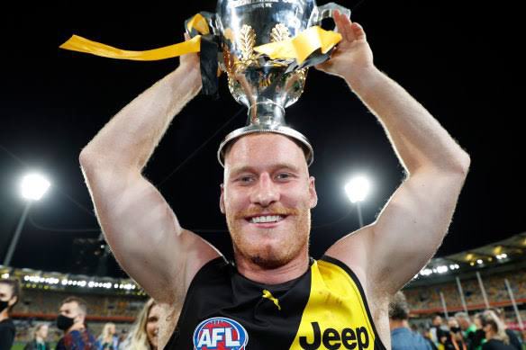 Aaron 💛🖤 tweet media