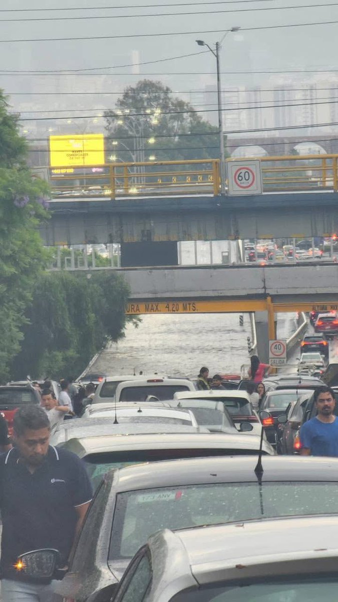 querecool's tweet image. No hay paso, Bernardo Quintana se inundó