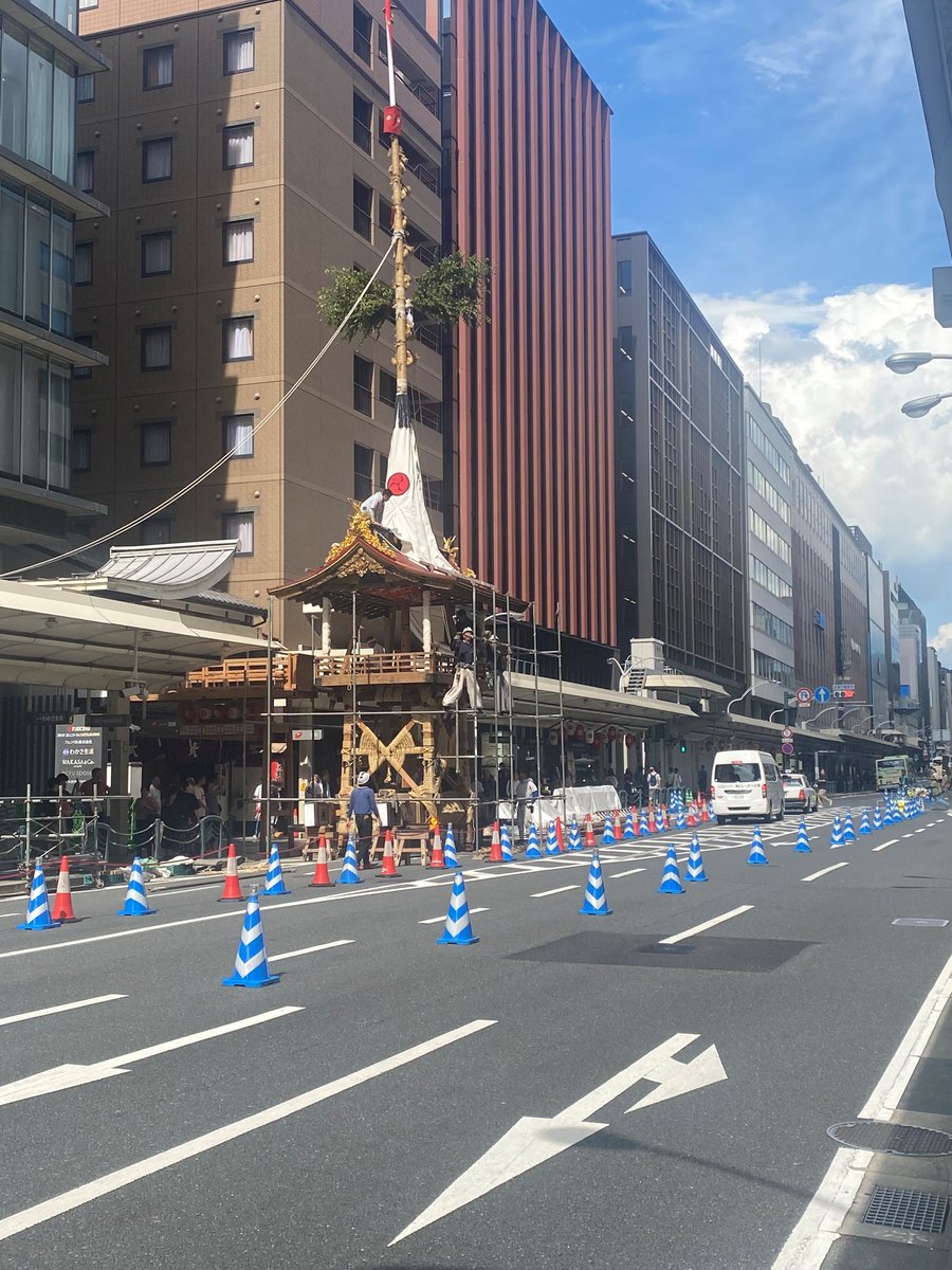 nhkcul_kyoto's tweet image. 祇園祭のあいだ、当センターがあります四条通を運行する市バスは経路変更(迂回運行)を行っています。
お越しの方はどうぞ交通機関の変更にお気をつけください。
▼京都市交通局/市バスの臨時増発及び経路変更
city.kyoto.lg.jp/kotsu/page/000…