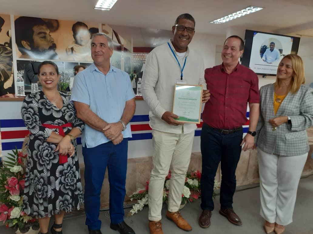 Jefe de Brigada Médica #Cubana en #Gambia, Dr Juan Oquendo Montes, recibió hoy  reconocimiento de manos del ministro de salud de #Cuba, Dr José Angel Portal, por labor de nuestra tropa pacífica de Batas Blanca en ese hermano país africano. 
#CubaGambiaSiempreUnidas