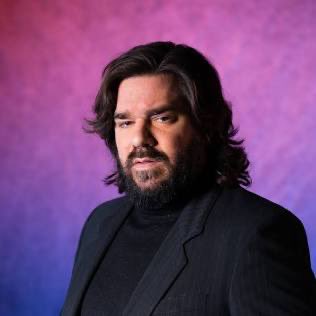 nikGokee's tweet photo. My wish for the next White Lotus season: Alanna Ubach and Matt Berry as two members of the resort’s in-house performance troupe who constantly pressure the guests for threesomes and ketamine https://t.co/uxqgkSmf1e