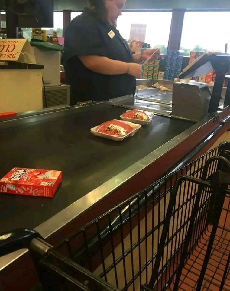 fopminui's tweet image. "This girl is a cashier at Marsh on Kentucky Ave, her name is Janell. An elderly woman came through her line, did not have enough money. This young lady took money out of her own pocket and paid half of her bill. Please share and let everyone know our youth is not a lost cause. I…