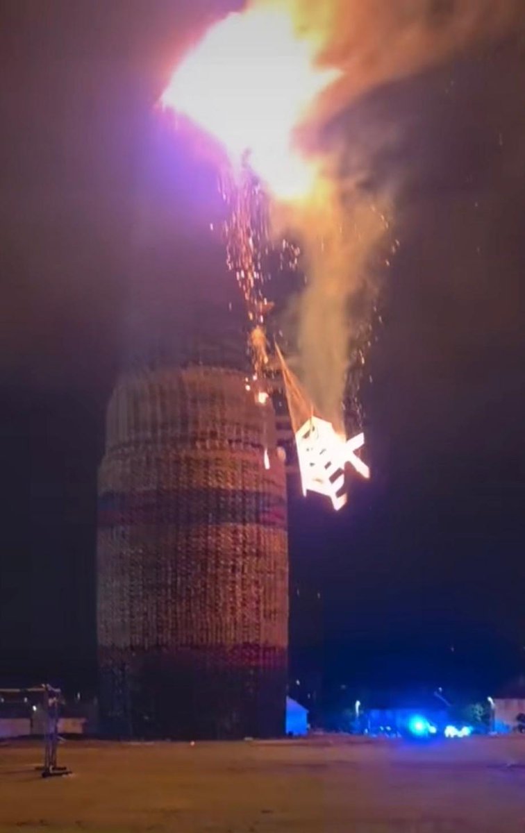 Debris falls from massive Craigyhill bonfire in Larne

Follow for more updates

belfastlive.co.uk/news/northern-…