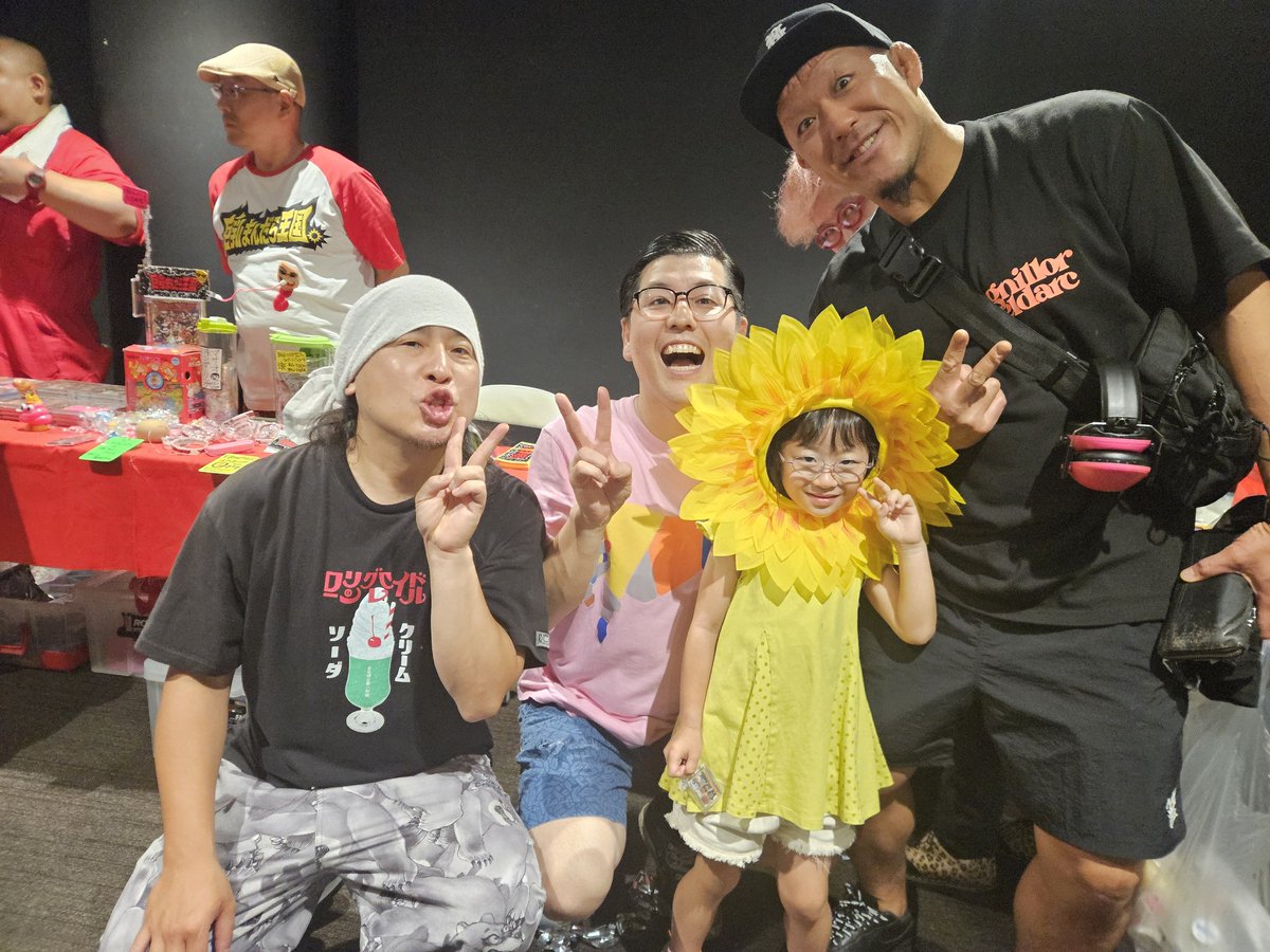 昨日はPLAY HOUSE OF DEATH レギュラーの花団出演の♀フェスにお邪魔させて頂きました！
いや～楽しかった！
にこちんが終始笑顔でテンション高めでした！
親子でメチャ元気貰ったんで今日からまた頑張る！
花団の皆さん出演者の皆さん楽しい時間をありがとうございました！
#メスフェス