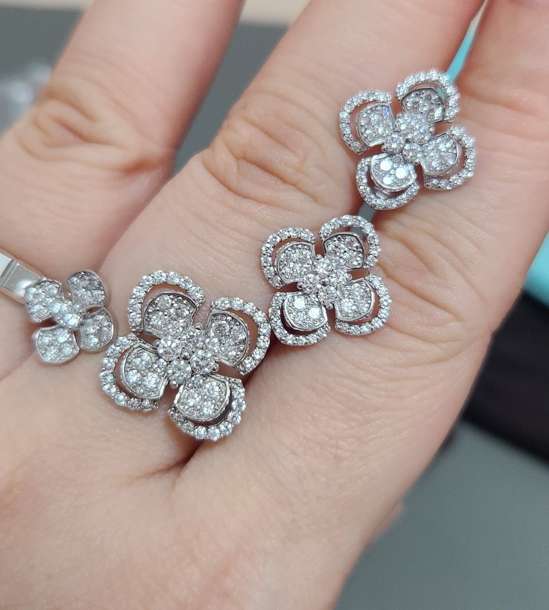 귀걸이도 사버림 반지만한 사리즈인줄 알았는데 작아서 아쉽. 할미템 가능할것인가