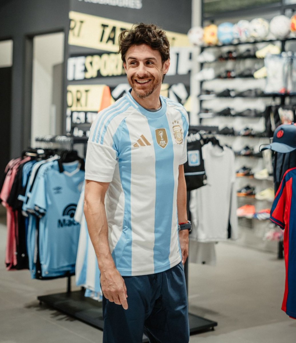 Paraaaaa un pocooooo NO PODES TENER ESA SONRISA TAN LINDA FLACO, UBÍCATE! 

Me voy a dar la cabeza contra la pared ya fue 😂