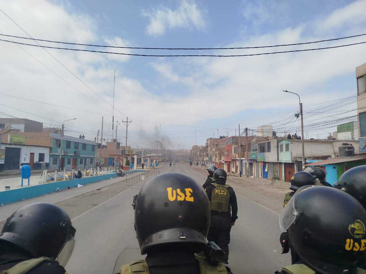 #LoÚltimo 🚨 La <a href="/FiscaliaPeru/">Ministerio Público</a> informó que aún no se confirma la identidad de la víctima mortal en los enfrentamientos entre la Policía y #mineros informales en el sector de #Chala en #Arequipa. Se inició investigación preliminar del caso.🧵
✍️Red Regional / <a href="/fiomontano/">Fiorella Montaño Pastrana</a>