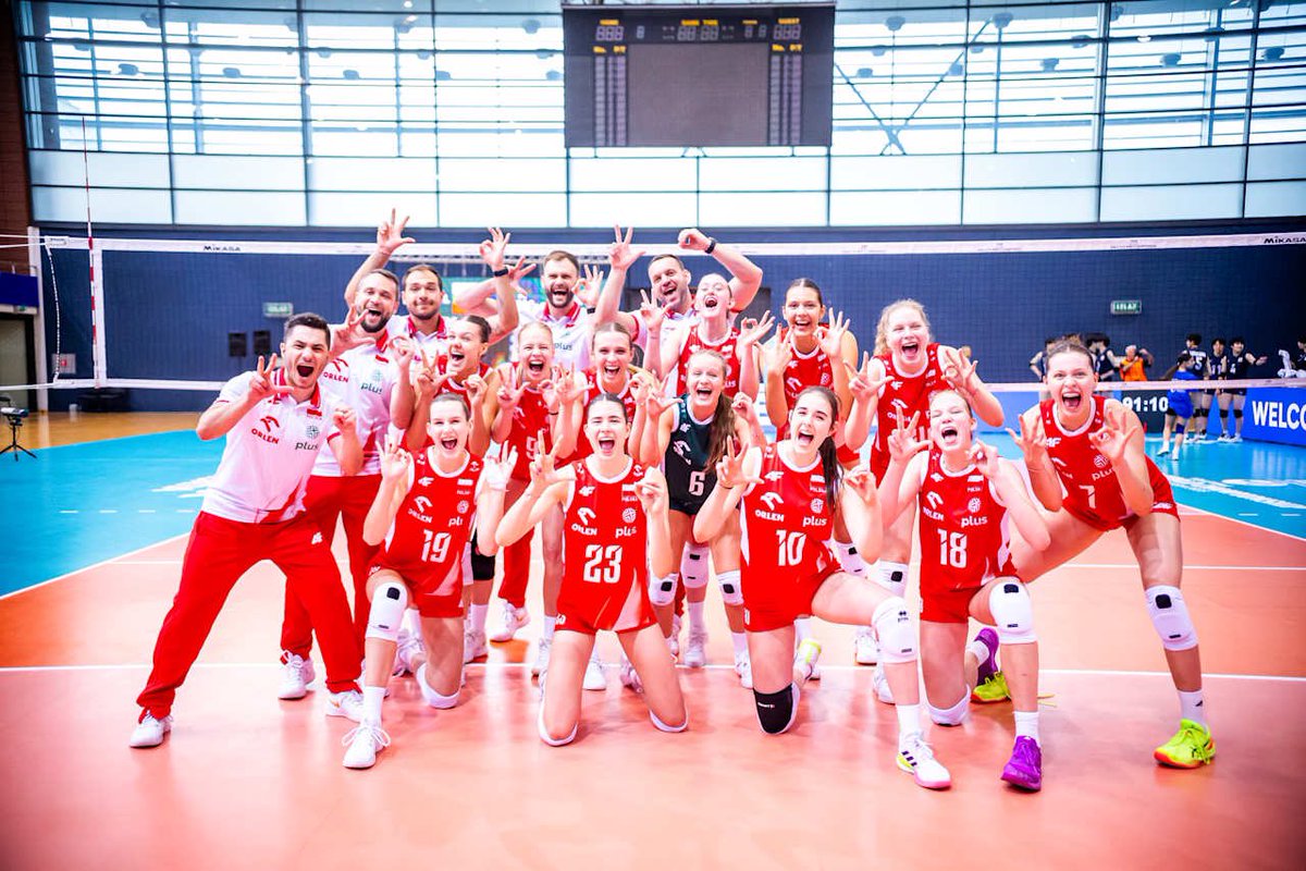volleytrails's tweet image. 🇵🇱 Poland advanced to the semifinals after sweeping 🇯🇵 Japan in straight sets: 25-20, 25-19, 27-25.
#FIVBU19 #volleyball
📸 Volleyball World