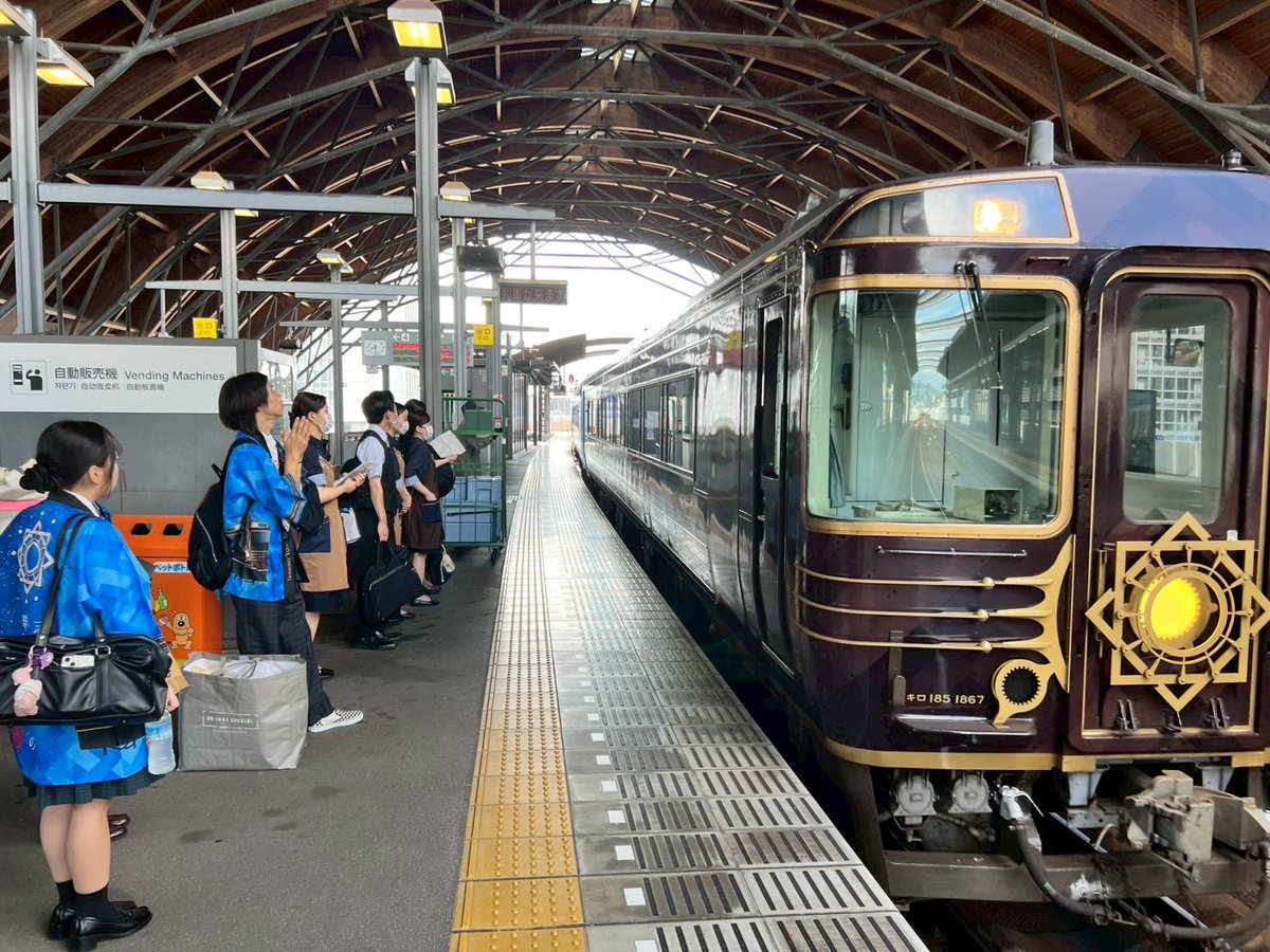 trainino10's tweet photo. 皆さんおはようございます☀️
本日は晴れていて、気持ちよくみなさまをお出迎えできそうでとてもうれしいです！
列車内は七夕仕様で、沢山のメッセージがあるのでぜひ読んでみてください👀
本日のガイドも力を合わせてがんばります💪🏻🔥

#観光列車 #高校生 #時代の夜明けのものがたり #高知 #伊野商 https://t.co/UsORDBwXS1
