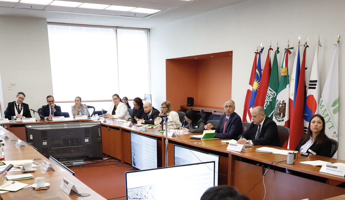 Con cuerpo diplomático hicimos llamado a respaldar los programas del <a href="/CIMMYT/">CIMMYT</a> 🌽🌾. Apoyar a este Centro es apostar por la cooperación internacional de un bien público global. El CIMMYT es ejemplo vivo de Diplomacia científica.
¡Invertir en conocimientos es invertir en el futuro!