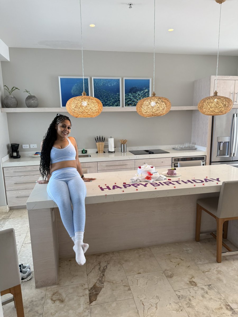 Nellmoneyy's tweet image. TWENTY ATE in belize 🥶✈️🥳🎂♋️🦀

#july3rd #cancerszn #birthdaytrip