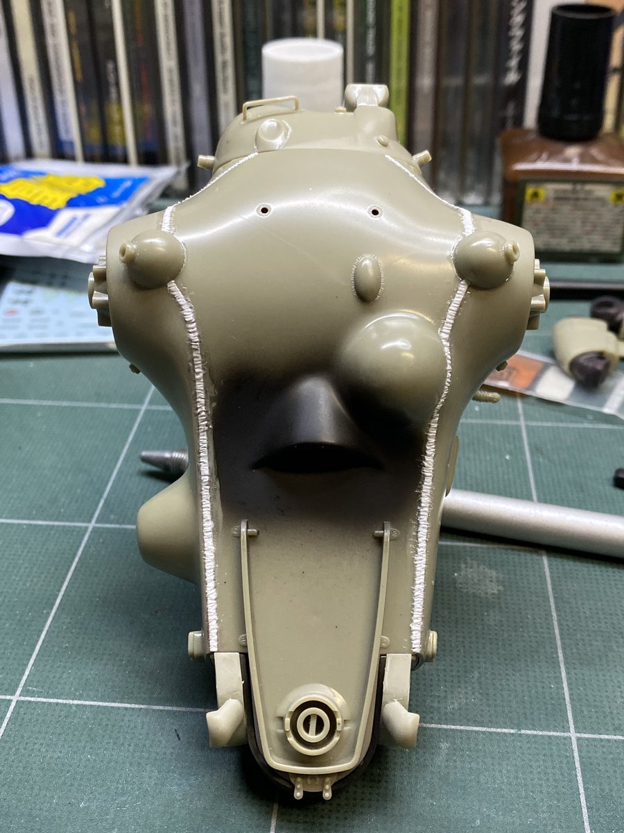 cubicroom0721's tweet image. #ジェリー制作
#AFSmk1制作
#AFSmk2制作
ボディの底面は継ぎ目を活かして溶接後にしています。プラ材を貼って溶かしてマイナスドライバー押し付けの定番工作。