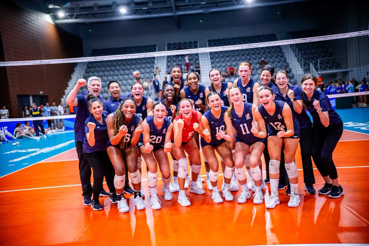 volleytrails's tweet image. Defending champions 🇺🇸 USA survived a nail-biting five-set thriller against 🇮🇹 Italy: 31-29, 23-25, 21-25, 30-28, 15-8.
#FIVBU19 #volleyball
📸 @volleyballworld
