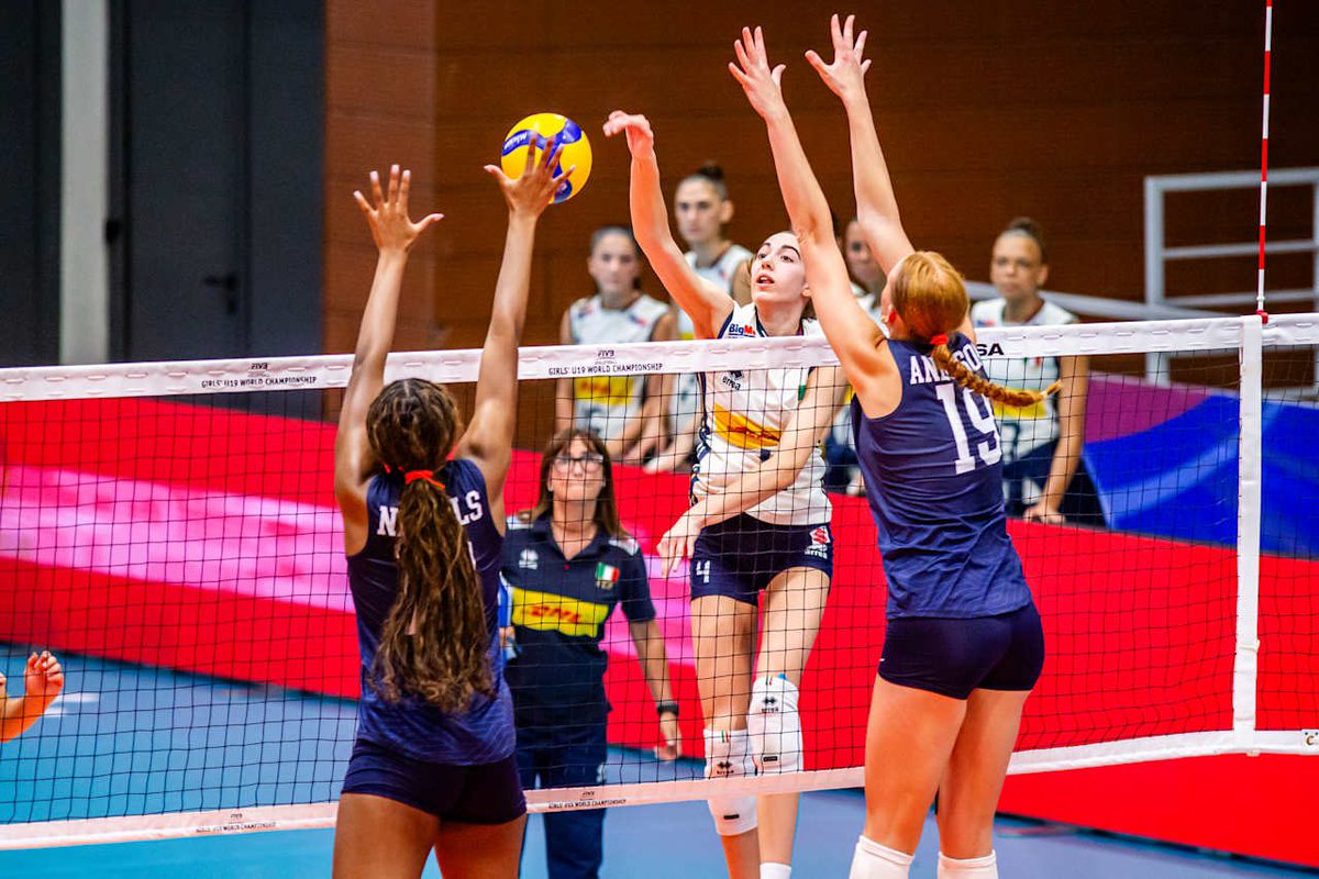 volleytrails's tweet image. Defending champions 🇺🇸 USA survived a nail-biting five-set thriller against 🇮🇹 Italy: 31-29, 23-25, 21-25, 30-28, 15-8.
#FIVBU19 #volleyball
📸 @volleyballworld