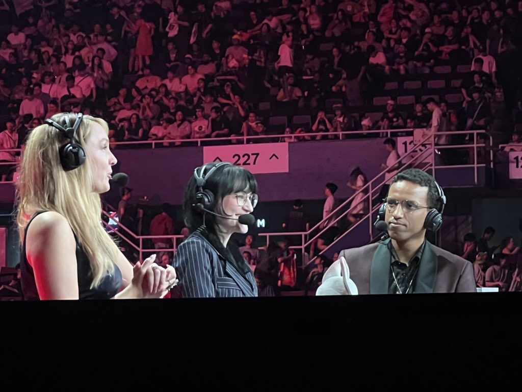 Sitting right next to the analyst desk :o