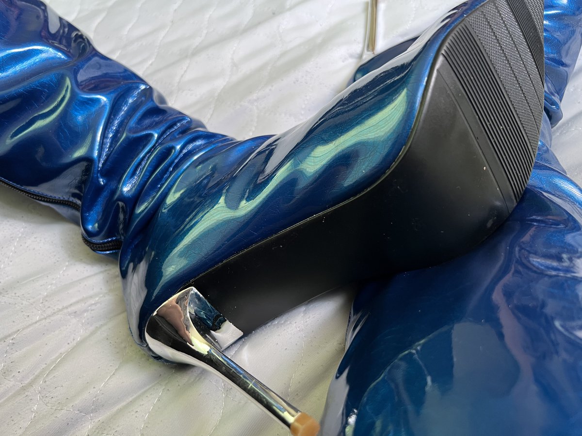 シ「M男に直接触れるとか嫌ですよ。靴裏で十分です」
 #ブーツ
 #boots