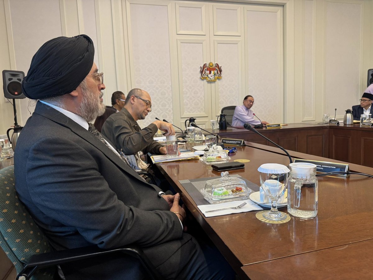 [11 Jul 2025]

MMA is pleased to have engaged with PMX <a href="/anwaribrahim/">Anwar Ibrahim</a> over the working hours issue for healthcare workers.

We also brought up issues such as the brain drain of HCWs, contract doctor positions, on call allowances &amp; more.

Hopeful for positive actions!