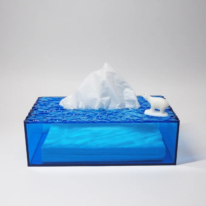 これは、記事でお話しした「氷山になるティッシュケース」。 中に水面のような影がうつり、とても涼しげ。