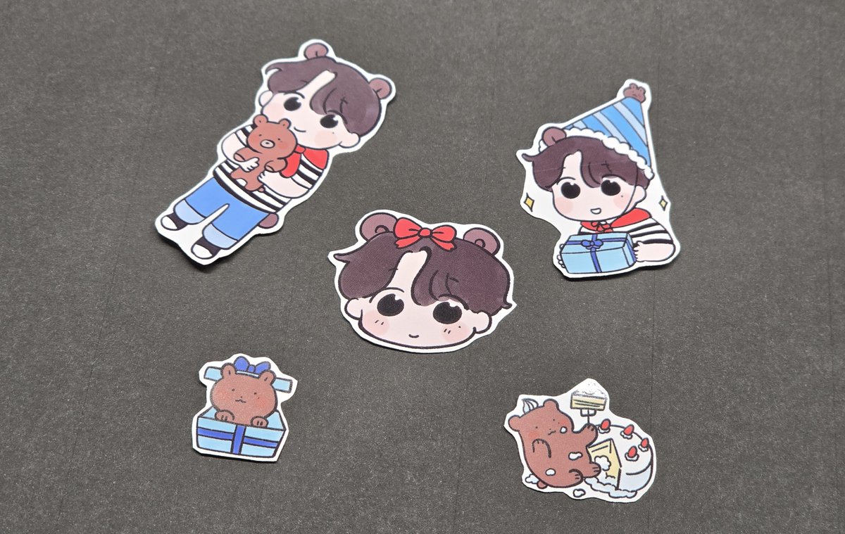 금일 ✨️16시 30분✨️ (고우림 생일카페)
디어마이플라워에서 나눔합니다!
1인 2장씩만 가져가 주세요 😌🍀

(칼선이 없어, 잘라서 사용해 주시면 됩니다💚)