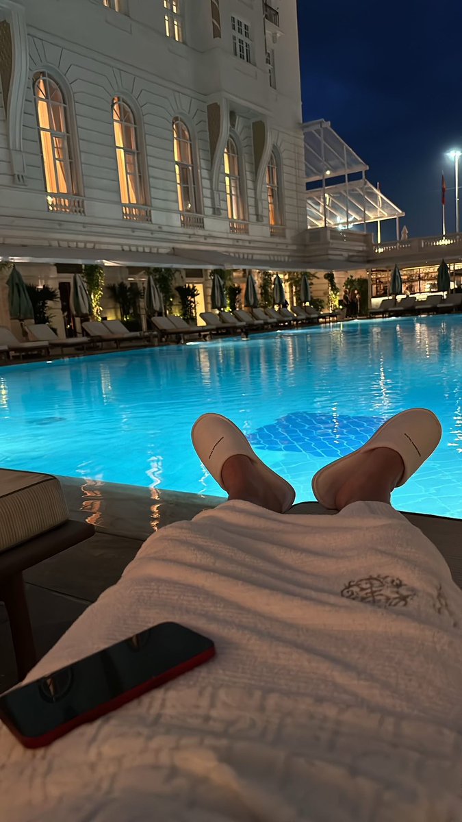 comfy in bitcoin and my useless coins at the pool listening to smoke - everything 1973  . life is good