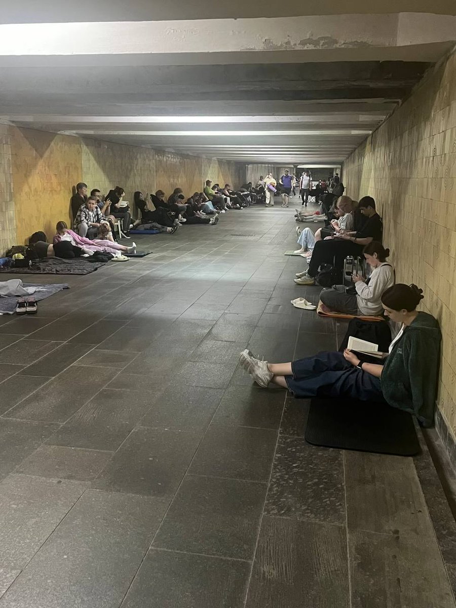 🚨الآن:

روسيا تنفذ هجوم جوي واسع على الأراضي الأوكرانية باستخدام الصواريخ والطائرات المسيرة، مع استمرار القصف على عدة مدن في أنحاء البلاد.

الصور من مترو الأنفاق في العاصمة كييف.