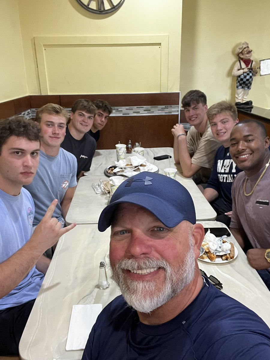 Always a good time breaking bread with the fella’s <a href="/NavyFB/">Navy Football</a> TE’s ⚓️🇺🇸⚓️ #GONAVY
