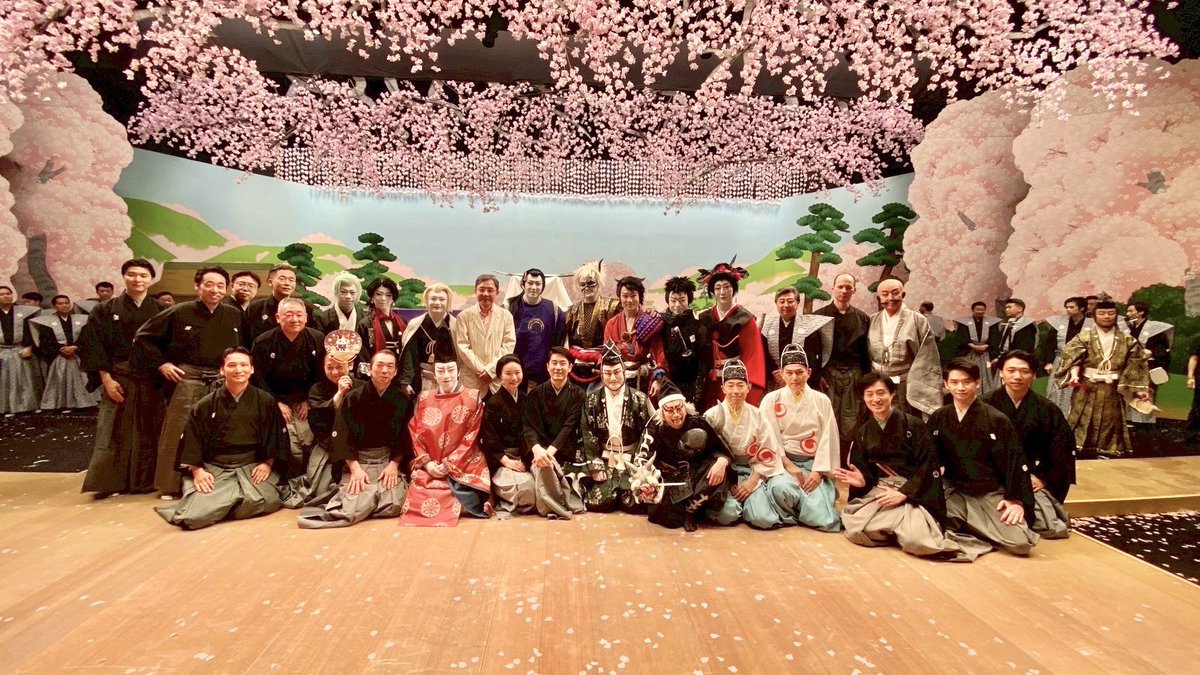 歌舞伎「刀剣乱舞」本日は2回公演！！

なんと昨日は✨
今回の我が本丸の審神者がご観劇くださいました！！！

終演後には皆さんで📸✨

#とうかぶ
#刀剣乱舞歌舞伎
#審神者
#中村梅玉 さん
#鬼丸国綱
#中村獅童 さん
#三日月宗近
#尾上松也 さん
#陸奥守吉行
#中村歌昇 さん
#髭切
#中村莟玉 さん