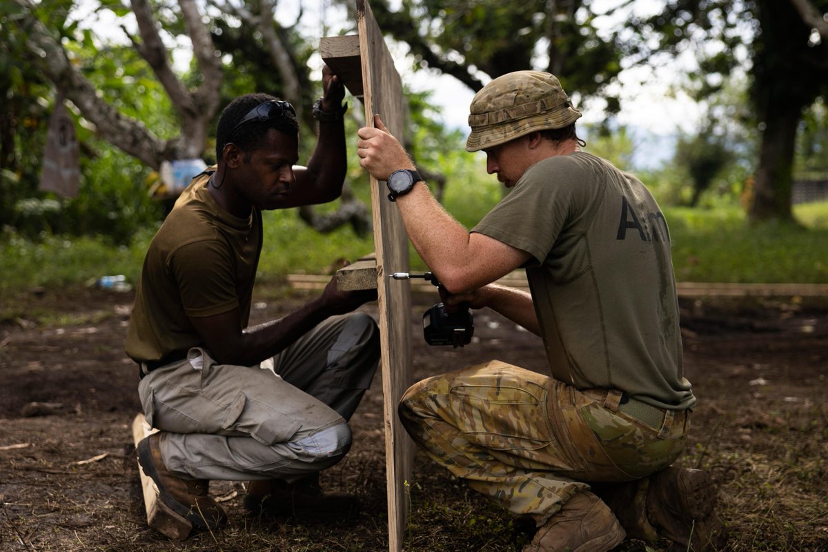 AustralianArmy's tweet image. Stronger together ๐ค
#AusArmy soldiers from 3CER & PNGDF soldiers, construct a culvert on Ex Puk Puk.
๐ Lae, Papua New Guinea
๐ธ LCPL Caitlyn Davill